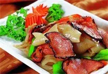 大理白族人餐桌上的腊肉